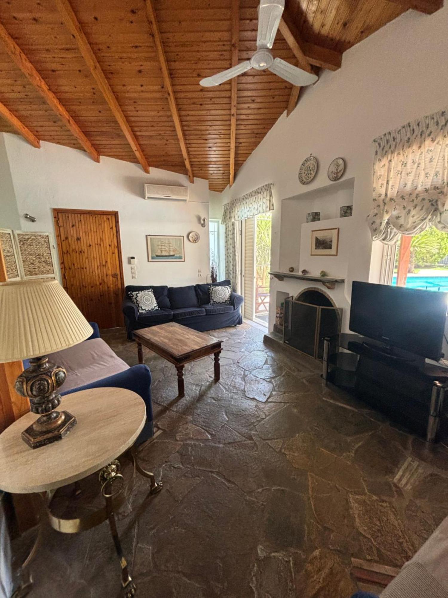 Country House With Pool And Big Garden Oropos Ngoại thất bức ảnh